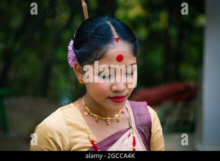 Mädchen Nahaufnahme Porträt isoliert in traditionellen tragen auf dem Festival mit verschwommenem Hintergrund Bild gekleidet wird anlässlich der Bihu in assam ind aufgenommen Stockfoto