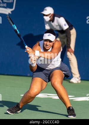 07. August 2021 San Jose, CA USA Ana Konjuh aus Kroatien gibt einen Schuss während des Mubadala Silicon Valley Classic Semifinals Evening Match zwischen Ana Konjuh( CRO) gegen Danielle Collins ( USA ) an der San Jose State University San Jose Calif. Thurman James/CSM zurück Stockfoto