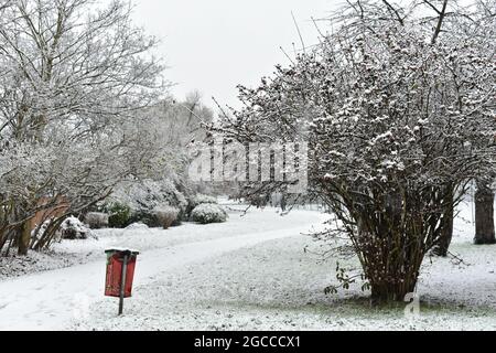 Ein verschneit Tag in einem Park in der Nähe von Hendon, London, Großbritannien Stockfoto