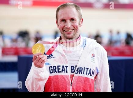 Die britischen Medaillengewinnerinnen der Olympischen Spiele 2020 in Tokio. Der britische Jason Kenny feiert am 15. Tag der Olympischen Spiele in Tokio 2020 in Japan mit der Goldmedaille im Männer-Keirin-Finale. Ausgabedatum: Sonntag, 8. August 2021. Stockfoto