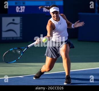 07. August 2021 San Jose, CA USA Ana Konjuh aus Kroatien gibt einen Schuss während des Mubadala Silicon Valley Classic Semifinals Evening Match zwischen Ana Konjuh( CRO) gegen Danielle Collins ( USA ) an der San Jose State University San Jose Calif. Thurman James/CSM zurück Stockfoto