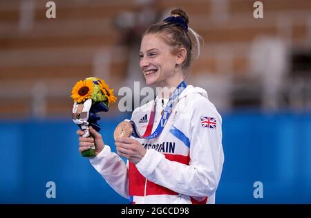 Die britischen Medaillengewinnerinnen der Olympischen Spiele 2020 in Tokio. Fileboto vom 30-07-2021 der britischen Bryony Page posiert mit ihrer Bronzemedaille, nachdem sie am siebten Tag der Olympischen Spiele in Tokio 2020 in Japan beim Frauen-Trampolin-Gymnastik im Ariake Gymnastic Center den dritten Platz belegt hatte. Ausgabedatum: Sonntag, 8. August 2021. Stockfoto