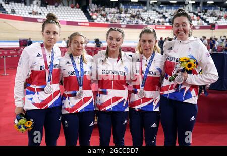 Die britischen Medaillengewinnerinnen der Olympischen Spiele 2020 in Tokio. Datei-Foto vom 03-08-2021 der britischen Katie Archibald, Laura Kenny, Neah Evans, Josie Knight und Elinor Barker mit ihren Silbermedaillen für die Frauenmannschaft-Verfolgung während des Track Cycling auf dem Izu Velodrome am elften Tag der Olympischen Spiele 2020 in Tokio in Japan. Ausgabedatum: Sonntag, 8. August 2021. Stockfoto