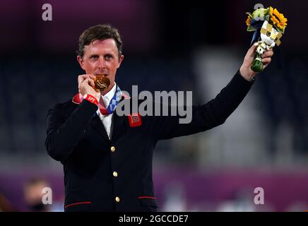 Die britischen Medaillengewinnerinnen der Olympischen Spiele 2020 in Tokio. Datei-Foto vom 04-08-2021 von Ben Maher aus Großbritannien mit seiner Goldmedaille nach der Explosion W während des Jumping Individual Final im Equestrian Park am zwölften Tag der Olympischen Spiele in Tokio 2020 in Japan. Ausgabedatum: Sonntag, 8. August 2021. Stockfoto