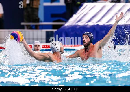 TOKIO, JAPAN - 8. AUGUST: Ioannis Fountoulis aus Griechenland, Nikola Dedovic aus Serbien während des Olympischen Wasserball-Turniers 2020 in Tokio am 8. August 2021 im Tatsumi Waterpolo Center in Tokio, Japan (Foto: Marcel ter Bals/Orange Picles) Stockfoto