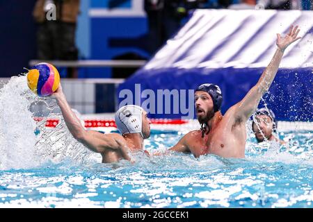 TOKIO, JAPAN - 8. AUGUST: Ioannis Fountoulis aus Griechenland, Nikola Dedovic aus Serbien während des Olympischen Wasserball-Turniers 2020 in Tokio am 8. August 2021 im Tatsumi Waterpolo Center in Tokio, Japan (Foto: Marcel ter Bals/Orange Picles) Stockfoto