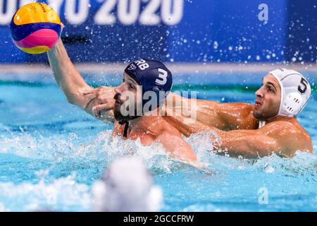 TOKIO, JAPAN - 8. AUGUST: Nikola Dedovic aus Serbien, Ioannis Fountoulis aus Griechenland während des Olympischen Wasserball-Turniers 2020 in Tokio am 8. August 2021 im Tatsumi Waterpolo Center in Tokio, Japan (Foto: Marcel ter Bals/Orange Picles) Stockfoto