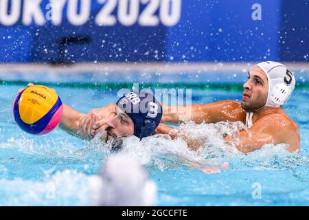 TOKIO, JAPAN - 8. AUGUST: Nikola Dedovic aus Serbien, Ioannis Fountoulis aus Griechenland während des Olympischen Wasserball-Turniers 2020 in Tokio am 8. August 2021 im Tatsumi Waterpolo Center in Tokio, Japan (Foto: Marcel ter Bals/Orange Picles) Stockfoto