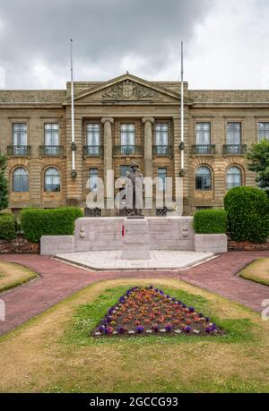 Ayrshire Kriegsdenkmal vor den Gebäuden des Ayrshire County Council, Ayr, Schottland Stockfoto