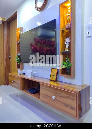 Wandaufhängungs-TV-Showcase-Schrank mit Holzpaneel, Regalen Racks Display und Schublade. Inneneinrichtung Zu Hause. Stockfoto