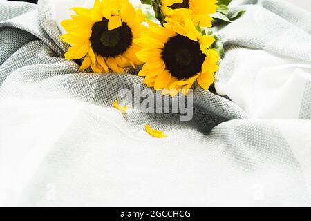 Schönes Bouquet von authentischen gelben Sonnenblumen auf grauem Karli. Nahaufnahme Stockfoto