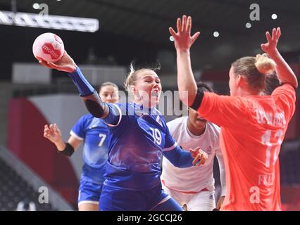 Tokio, Japan. August 2021. Kseniia Makeeva (2. L) von ROC tritt beim Handball-Goldmedaillenspiel der Frauen zwischen Frankreich und ROC bei den Olympischen Spielen 2020 in Tokio, Japan, am 8. August 2021 an. Quelle: Huang Zongzhi/Xinhua/Alamy Live News Stockfoto