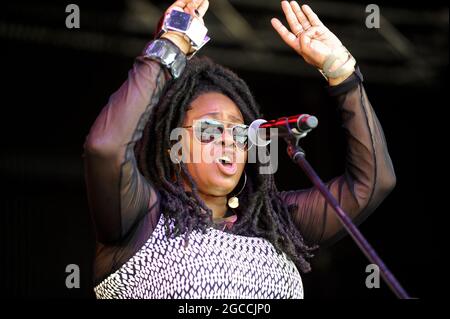 Soul II Soul Performing Live auf dem Clumber Park Musikfestival der 80er Jahre Stockfoto