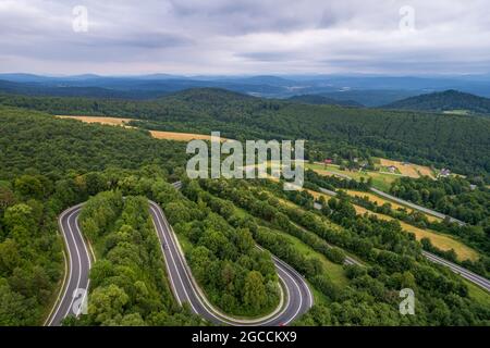 Blick von oben auf die kurvenförmige Straße auf die polnischen Berge Stockfoto