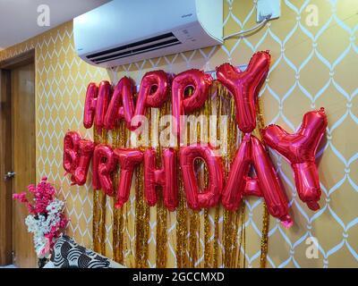 Happy Birthday Golden Balloon Hängende Banner an der Wand. Geburtstagsfeier Dekorationen. Inneneinrichtung Zu Hause. Stockfoto