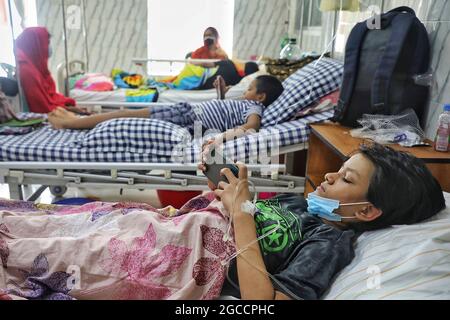 DHAKA, BANGLADESCH - 4. AUGUST: Ein Kind wird in einem Krankenhaus behandelt, weil es sich mit Dengue infiziert hat. In Bangladesch wurden in den letzten 24 Stunden 287 neue Dengue-Fälle gemeldet, die höchste Zahl seit einem Tag. Durch den Ausbruch der Dengue sind die Gesundheitsdienste des Landes bereits überlastet. Von den neuen Dengue-Fällen wurden 279 in Dhaka gemeldet, während nur acht von außen als Generaldirektion für Gesundheitsdienste (DGHS) gemeldet wurden. Am 4. August 2021 in Dhaka, Bangladesch. Quelle: Maruf Rahman/Eyepix Group/The Photo Access Stockfoto