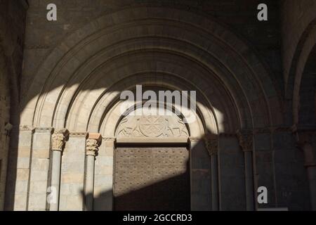 Kathedrale von St. Peter dem Apostel. Tympanon des Westportals. Begann im 11. Jahrhundert. Romanischer Stil. Jaca. Provinz Huesca. Spanien Stockfoto