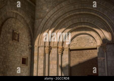 Kathedrale von St. Peter dem Apostel. Tympanon des Westportals. Begann im 11. Jahrhundert. Romanischer Stil. Jaca. Provinz Huesca. Spanien Stockfoto