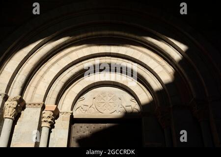 Kathedrale von St. Peter dem Apostel. Tympanon des Westportals. Begann im 11. Jahrhundert. Romanischer Stil. Jaca. Provinz Huesca. Spanien Stockfoto