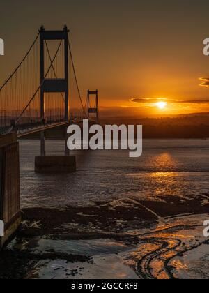 Aust, South Gloucestershire, England, Großbritannien - Juni 08, 2019: Sonnenuntergang an der Severn Bridge, die über den Fluss Severn, von Aust Cliff gesehen Stockfoto