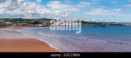 Paignton, Torbay, England, Großbritannien - Juni 06, 2019: Blick von der North Quay über den Strand und die Paignton Pier Stockfoto