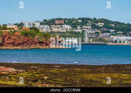 Paignton, Torbay, England, UK: Juni 06, 2019: Blick von der Preston Sands in Richtung Torquay Stockfoto