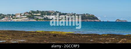 Paignton, Torbay, England, UK: Juni 06, 2019: Blick von der Preston Sands in Richtung Torquay Stockfoto
