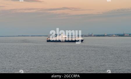 In der Nähe von Immingham, North Lincoln, England, Großbritannien - 22. Mai 2019: Eine DFDS-Frachtfähre auf dem Weg nach Immingham, vom Fluss Humber aus gesehen Stockfoto