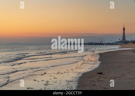 Blackpool, England, Großbritannien - 29 April, 2019: Abendlicht über Blackpool, aus dem South Pier gesehen, Blick nach Norden in Richtung Central Pier und den Turm Stockfoto