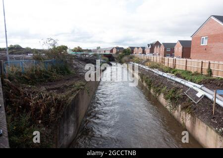 River Trent Umleitung in einem neuen eingebürgerten Kanal zwischen Stoke Stadtzentrum und Boothen, Stoke-on-Trent, Staffordshire, Großbritannien, 2020 Stockfoto