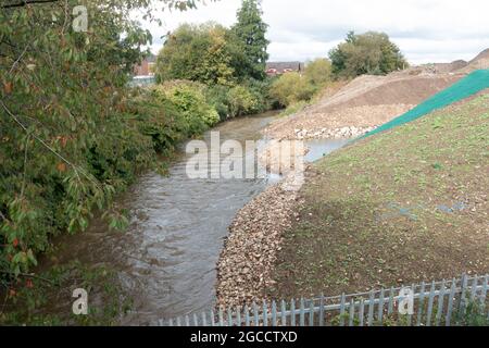 River Trent Umleitung in einem neuen eingebürgerten Kanal zwischen Stoke Stadtzentrum und Boothen, Stoke-on-Trent, Staffordshire, Großbritannien, 2020 Stockfoto