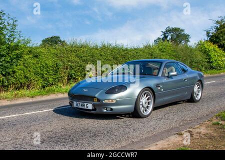 1995 90s 90s grey DB7 Coupé 5 Speed manual 3239 ccm petrol 2dr auf dem Weg zur Capesthorne Hall classic July Car Show, Ceshire, UK Stockfoto