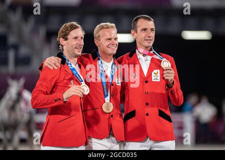 Die Bronzemedaillen aus Belgien mit Medaillen: Pieter DEVOS, Jerome GUERY, Gregory WATHELET; 3. Platz; Preisverleihung; Reiten/Team am 7. August 2021, Olympiasieger Schweden; Olympische Sommerspiele 2020, ab 23.07. - 08.08.2021 in Tokio/Japan. Stockfoto