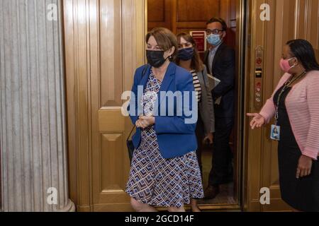 Die Senatorin der Vereinigten Staaten, Amy Klobuchar (Demokratin von Minnesota), trifft am Samstag, den 7. August 2021, zur Abstimmung im US-Kapitol in Washington, DC, in die Senatskammer ein. Foto von Rod Lampey/CNP/ABACAPRESS.COM Stockfoto