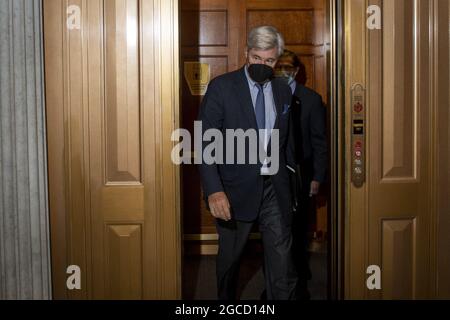 Der US-Senator Sheldon Whitehouse (Demokrat von Rhode Island) und der US-Senator Richard Blumenthal (Demokrat von Connecticut) kommen am Samstag, den 7. August 2021, zur Abstimmung im US-Kapitol in Washington, DC, in die Senatskammer. Foto von Rod Lampey/CNP/ABACAPRESS.COM Stockfoto