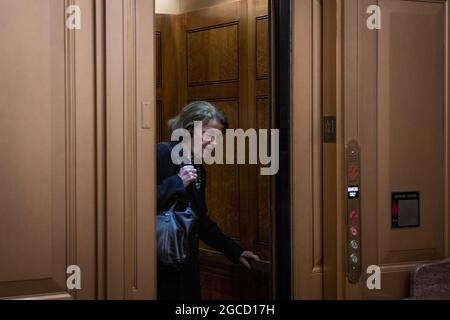 Die Senatorin der Vereinigten Staaten, Dianne Feinstein (Demokratin von Kalifornien), trifft am Samstag, den 7. August 2021, zur Abstimmung im US-Kapitol ein. Foto von Rod Lampey/CNP/ABACAPRESS.COM Stockfoto