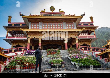 Der Mann, der morgens in der Nähe des schönen buddhistischen Klosters aus einem flachen Winkel steht, wird im kloster dirang arunachal pradesh india aufgenommen. Stockfoto