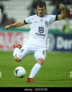 07. August 2021, Baden-Württemberg, Ulm: Fußball: DFB-Pokal, SSV Ulm 1846 - 1. FC Nürnberg, 1. Runde im Donaustadion. Ulmer Thomas Geyer schießt auf das Tor. (Wichtiger Hinweis: Der DFB untersagt die Verwendung von Sequenzbildern im Internet und in Online-Medien während des Spiels (einschließlich Halbzeit). Sperrfrist! Der DFB erlaubt die Veröffentlichung und Weiterverwendung der Bilder auf mobilen Endgeräten (insbesondere MMS) und über DVB-H und DMB erst nach Ende des Spiels). Foto: Silas Stein/dpa - WICHTIGER HINWEIS: Gemäß den Vorschriften der DFL Deutsche Fußball Liga und/oder des DFB Deutscher Stockfoto