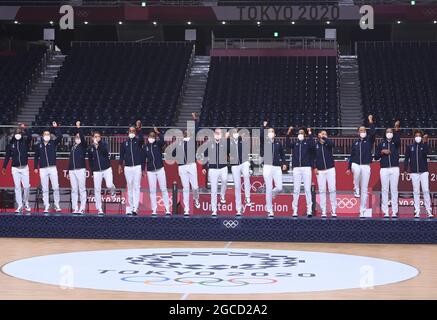 Tokio, Japan. August 2021. Die Goldmedaillengewinnerinnen des französischen Teams feiern am 8. August 2021 bei der Verleihung des Handballs für Frauen bei den Olympischen Spielen 2020 in Tokio, Japan. Quelle: Huang Zongzhi/Xinhua/Alamy Live News Stockfoto