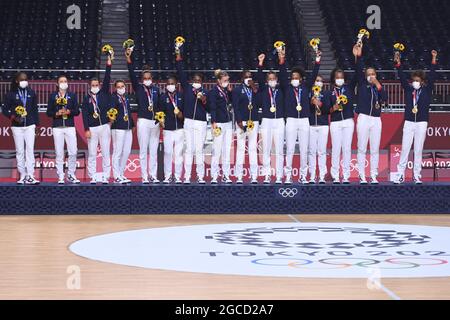 Tokio, Japan. August 2021. Die Goldmedaillengewinnerinnen des französischen Teams feiern am 8. August 2021 bei der Verleihung des Handballs für Frauen bei den Olympischen Spielen 2020 in Tokio, Japan. Quelle: Huang Zongzhi/Xinhua/Alamy Live News Stockfoto