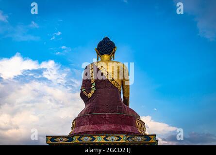 Riesige goldene Buddha-Statue aus verschiedenen Perspektiven mit hellblauem Himmel am Abend Bild wird an der riesigen buddha-Statue tawang arunachal pradesh in aufgenommen Stockfoto