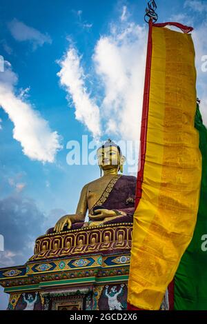 Riesige goldene Buddha-Statue aus verschiedenen Perspektiven mit hellblauem Himmel am Abend Bild wird an der riesigen buddha-Statue tawang arunachal pradesh in aufgenommen Stockfoto