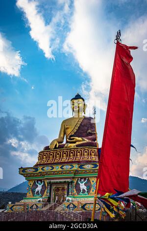 Riesige goldene Buddha-Statue aus verschiedenen Perspektiven mit hellblauem Himmel am Abend Bild wird an der riesigen buddha-Statue tawang arunachal pradesh in aufgenommen Stockfoto