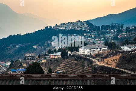 tawang Stadtansicht mit orangefarbenem Himmel von der Hügelspitze am Abend Bild wird an der riesigen buddha-Statue tawang arunachal pradesh indien aufgenommen. Stockfoto