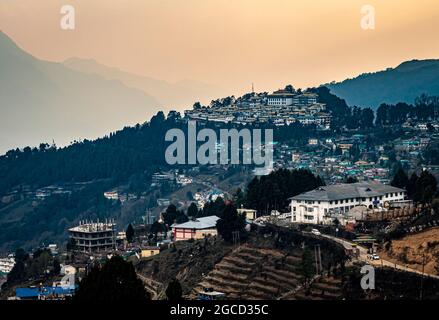 tawang Stadtansicht mit orangefarbenem Himmel von der Hügelspitze am Abend Bild wird an der riesigen buddha-Statue tawang arunachal pradesh indien aufgenommen. Stockfoto