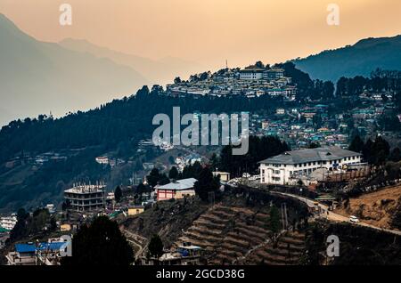 tawang Stadtansicht mit orangefarbenem Himmel von der Hügelspitze am Abend Bild wird an der riesigen buddha-Statue tawang arunachal pradesh indien aufgenommen. Stockfoto