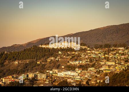 tawang Stadtansicht mit orangefarbenem Himmel von der Hügelspitze am Abend Bild wird an der riesigen buddha-Statue tawang arunachal pradesh indien aufgenommen. Stockfoto