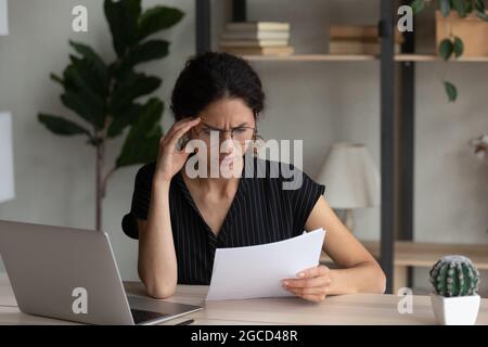 Nahaufnahme Unzufriedene Geschäftsfrau in Brille lesen schlechte Nachrichten Stockfoto