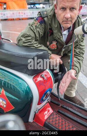 London, Großbritannien. August 2021. Classic Car Boot Sale kehrt zu King's Cross zurück. Der vom Designstudio HemingwayDesign kuratierte Classic Car Boot Sale wird über 100 geschäftige Marktstände mit Mode, Haushaltswaren, Kunst und Accessoires präsentieren und ist damit in diesem Sommer Londons heißester Ort für Vintage-Picks. Ein solches Juwel ist der Lambretta-Roller, der im britischen Film Quadrophenia von 1979 verwendet wurde und von Phil Daniels signiert wurde und über das Wochenende in den Verkauf gehen wird. Quelle: Paul Quezada-Neiman/Alamy Live News Stockfoto