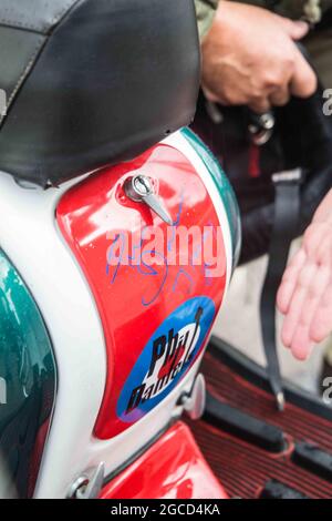 London, Großbritannien. August 2021. Classic Car Boot Sale kehrt zu King's Cross zurück. Der vom Designstudio HemingwayDesign kuratierte Classic Car Boot Sale wird über 100 geschäftige Marktstände mit Mode, Haushaltswaren, Kunst und Accessoires präsentieren und ist damit in diesem Sommer Londons heißester Ort für Vintage-Picks. Ein solches Juwel ist der Lambretta-Roller, der im britischen Film Quadrophenia von 1979 verwendet wurde und von Phil Daniels signiert wurde und über das Wochenende in den Verkauf gehen wird. Quelle: Paul Quezada-Neiman/Alamy Live News Stockfoto